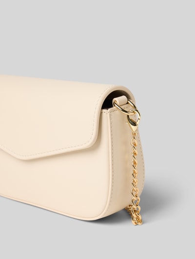 Produktfoto, cremefarbene Crossbody Bag mit Innenfach Modell 'VANJA' von Seidenfelt, Gliederketten-Schulterriemen, Detailaufnahme