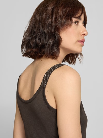 Vrouwenmodel draagt Tanktop met Rundhalsausschnitt und Label-Detail van monari in mix van katoen en modal, regular fit, labeldetail, ruglengte bij maat 36: 47 cm, detailopname schouder.