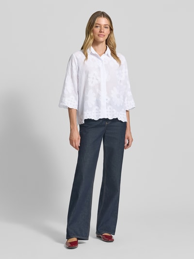 Frauenmodel trägt Regular Fit Bluse mit Stitchings und 3/4-Arm von More & More, Baumwoll-Mix, weiß mit Blumenstruktur, Ganzkörperansicht von vorne.