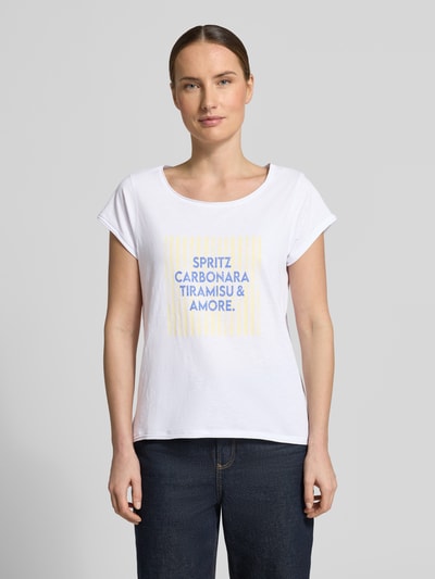 Frauenmodel trägt T-Shirt mit Statement-Print von Christian Berg Woman in Weiß, Reine Baumwolle, Regular-Fit, Rundhalsausschnitt, Rollsaum, Rückenlänge bei Größe S 60 cm, Ganzkörperansicht von vorne.