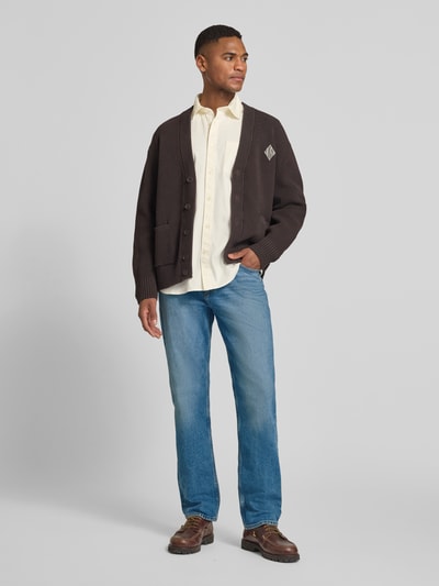 Męski model nosi Straight Fit Jeans im 5-Pocket-Design Modell 'WEST' od Lee z elastycznego bawełniano-lyocellowego materiału, jasnoniebieska struktura, pięć kieszeni, klasyczne szlufki i zapięcie na guzik oraz zamek, Szerokość w rozmiarze 32/32: 44 cm, długość nogawki wewnętrznej: 81 cm, widok całej sylwetki z przodu.