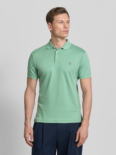 Männermodel trägt Regular Fit Poloshirt aus reiner katoen van Polo Ralph Lauren in look effen, logostitching, polokraag, 3-knoopsluiting, korte mouw, geribde mouwboord, rompzoom met split, jersey, puur katoen, ganzkörperansicht von vorne.