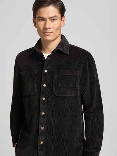 Männermodel trägt Regular Fit Hemdjacke aus Cord mit Kentkragen von Christian Berg Men, schwarz, reine Baumwolle, Nahaufnahme Oberkörper.
