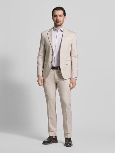 Männermodel trägt Slim Fit Businesshemd mit Kentkragen von Jake*s in Weiß mit feinen Streifen, kombiniert mit hellem Anzug, Ganzkörperansicht von vorne. Elastischer Material-Mix, durchgehende Knopfleiste, Sportmanschetten, elegantes Design.