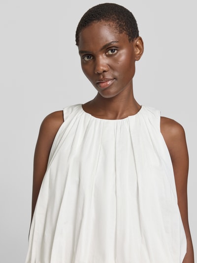 Vrouwenmodel draagt Regular Fit Blusentop uit puur katoen model 'ANGEL' van Weekend Max Mara, look: effen, mousseline, ronde hals, mouwloos, detailopname bovenlichaam.