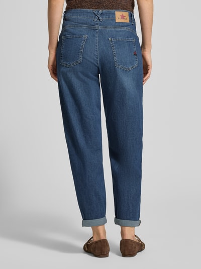 Frauenmodel trägt Buena Vista Loose Fit Jeans im 5-Pocket-Design Modell 'Studio Pants 406' aus Baumwoll-Mix mit Stretch-Anteil, mittleres Jeansblau, sichtbarer Knopf- und Reißverschluss, umgeschlagener Saum, Ganzkörperansicht Rückansicht. Kontext: Damen Loose Fit Jeans mit Bundweite 39 cm und Innenbeinlänge 71 cm in Größe S.