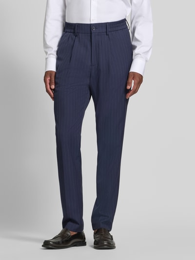 Männermodel trägt Wide Leg Anzughose mit Viskose-Anteil von s.Oliver BLACK LABEL in Dunkelblau mit feinen Streifen, Nahaufnahme Oberkörper.
