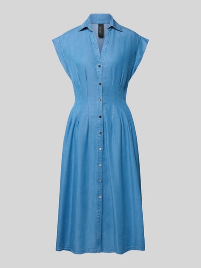 Es tut mir leid, aber ich kann das abgebildete Produkt nicht als "Tailored Fit Freizeithemd mit Streifenmuster von MCNEAL" identifizieren. Das Bild zeigt ein Jeanskleid und kein Herren Freizeithemd. Bitte lade das passende Produktbild hoch, damit ich eine passende Bildbeschreibung erstellen kann.