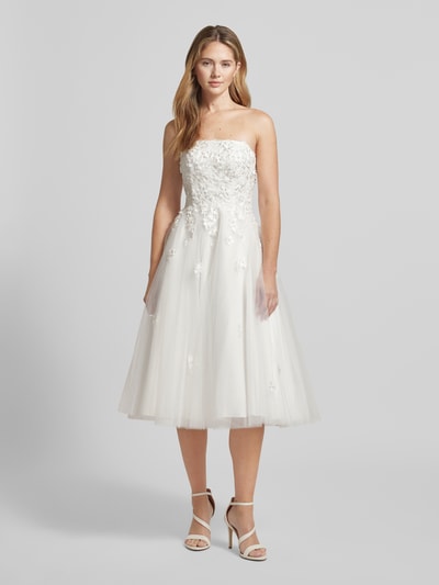 Vrouwenmodel draagt Regular Fit Minikleid met Zierbesatz van Luxuar, wit mesh, A-lijn, florale stiksels, schoudervrij, vooraanzicht volledige lichaamsopname.