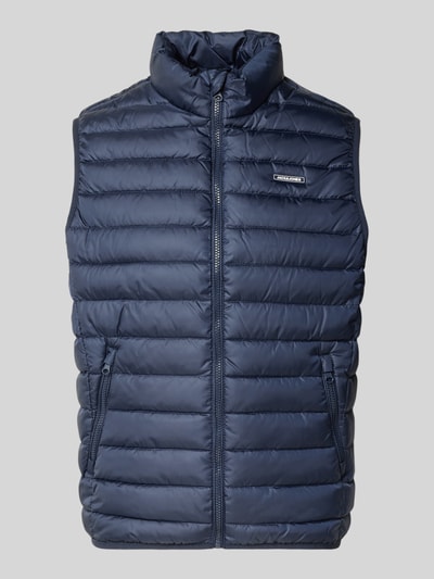 Produktfoto, Steppweste mit Reißverschlusstaschen Modell 'ELVIS' von JACK & JONES, krój regular fit, granatowy, stójka, zamek błyskawiczny, detal z logo, długość tyłu w rozmiarze M: 67 cm, szerokość ramion w rozmiarze M: 41 cm, szerokość klatki piersiowej w rozmiarze M: 54 cm, tekstura pikowana