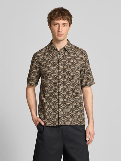 Männermodel trägt Regular Fit Freizeithemd aus reiner Baumwolle Modell 'JOHNSON' von Only & Sons mit Allover-Muster, Ganzkörperansicht von vorne.