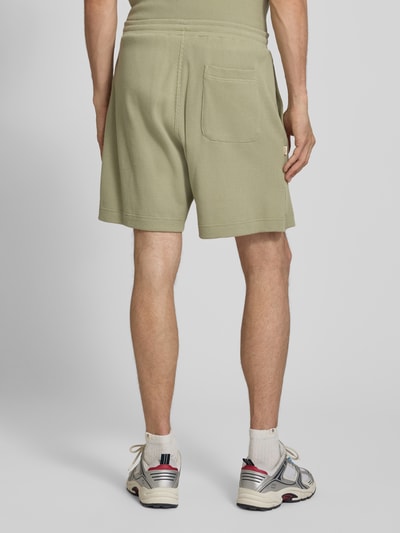 Männermodel trägt Shorts mit Strukturmuster und Label-Stitching von BLKVIS aus Reine Baumwolle, Regular-Fit, Ganzkörperansicht Rückansicht.
