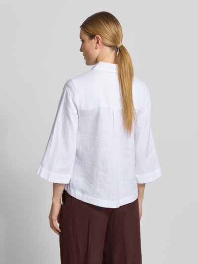 Frauenmodel trägt Relaxed Fit Leinenbluse mit 3/4-Arm von Christian Berg Woman in Weiß, reine Leinenstruktur, Rückenansicht, Ganzkörperansicht Rückansicht.