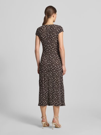Frauenmodel trägt figurbetontes Midikleid im Allover-Look Modell 'POME' von Mango mit Rundhalsausschnitt, Ganzkörperansicht Rückansicht.