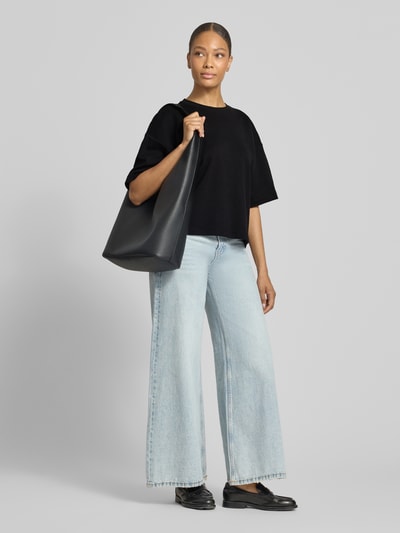 Frauenmodel trägt Oversized T-Shirt aus reiner Baumwolle von s.Oliver RED LABEL, Optik: Unifarben, Passform: Oversized, Logo-Applikation, Rundhals, Ärmelform: Kurzarm, Materialverarbeitung: Jersey, Ganzkörperansicht von vorne.