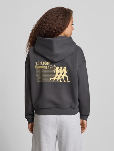 Frauenmodel trägt Oversized Sweatjacke mit Kapuze Modell 'Admira' von LeGer by Lena Gercke in Dunkelgrau mit Print, Baumwoll-Mix, Ganzkörperansicht Rückansicht.