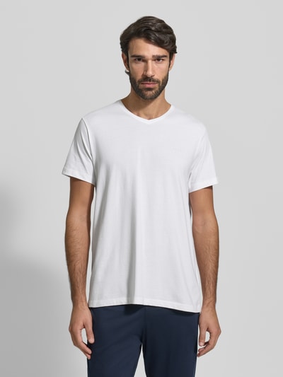 Männermodel trägt T-Shirt mit V-Ausschnitt im 2er-Pack Modell 'ComfortS' von BOSS in Weiß, reine Baumwolle, gerader Schnitt, Unifarbenes Design, Label-Stitching, Ganzkörperansicht von vorne.