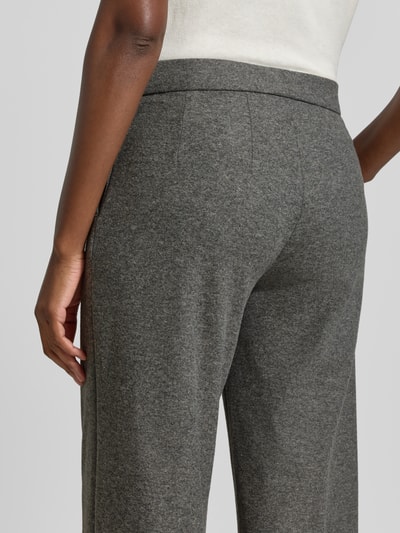 Frauenmodel trägt Weite Hose mit Woll-Anteil Modell 'NALEY' von SEDUCTIVE in Grau, feine Textur, Detailaufnahme, Damen Weite Hose von SEDUCTIVE.