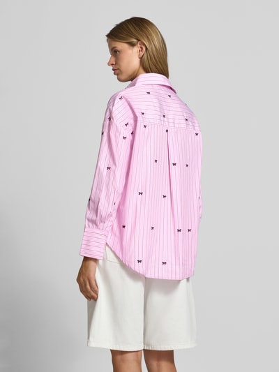 Frauenmodel trägt Regular Fit Hemdbluse mit Allover-Muster Modell 'OREGON' von ONLY in Rosa mit feinen Streifen, Damen Hemdbluse, Ganzkörperansicht Rückansicht.