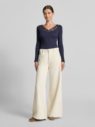 Frauenmodel trägt Slim Fit Shirt aus reiner Baumwolle von Rich & Royal, dunkelblau mit Spitzen-Besatz, langärmelig, Ganzkörperansicht von vorne. Rückenlänge bei Größe S: 55 cm.