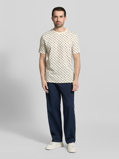 Männermodel trägt T-Shirt im Allover-Look mit Rundhalsausschnitt von Scotch & Soda in Reine Baumwolle, Regular-Fit, Rückenlänge 71 cm, Ganzkörperansicht von vorne