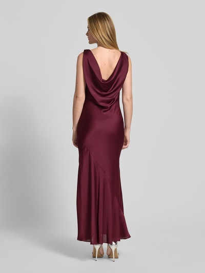 Frauenmodel trägt Slim Fit Abendkleid im ärmellosen Design von SWING aus bordeauxfarbenem Satin mit Wasserfall-Ausschnitt, Rückenlänge 137 cm, Brustweite 33 cm, Ganzkörperansicht Rückansicht.