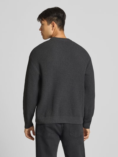 REVIEW Regular Fit Strickpullover aus Baumwoll-Mix mit Label-Patch Dunkelgrau 5