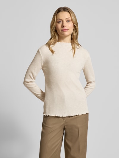 Modelka kobieca ma na sobie Slim Fit Langarmshirt mit Viskose-Anteil od s.Oliver RED LABEL, kolor jednolity, rippstrick, wysoki dekolt, długie rękawy z falbanką, krój slim fit; widok całej sylwetki z przodu.