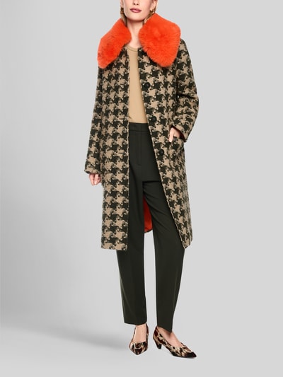 Frauenmodel trägt Mantel mit Kragen aus Kunstfell von Marc Cain, Material-Mix, Allover-Look, große aufgesetzte Taschen, Ganzkörperansicht von vorne.