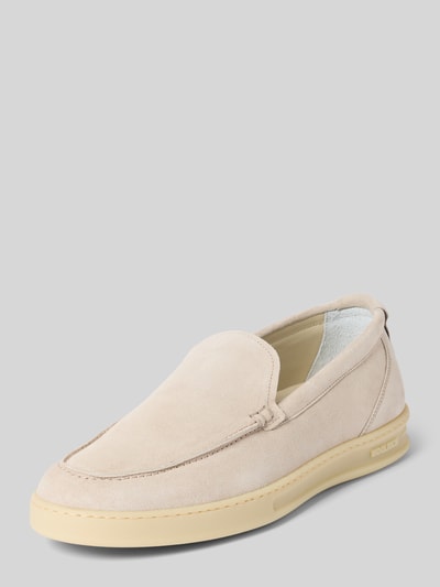 Produktfoto, Slip-on-Sneaker aus Leder mit Gummisohle von Woolrich in Beige, abgerundete Spitze, Schlupfform, leicht strukturierte Gummisohle, Kontext: Herren Slip-on-Sneaker aus echtem Leder, Absatzhöhe 3 cm, Schafthöhe 7 cm, Schaftweite 12 cm, Größe 44.
