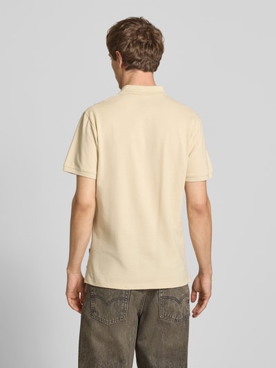 Männermodel trägt Regular Fit Poloshirt mit Stitching Modell 'FELISE' von Blend, Reine Baumwolle, Knopfleiste, Rückansicht, Rückenlänge 74 cm bei Größe M.