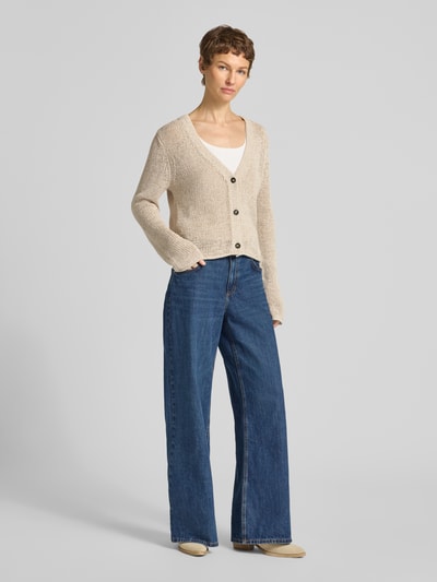 Vrouwenmodel draagt Slim Fit Strickjacke aus Baumwoll-Mix van Marc O'Polo, look: effen, pasvorm: slim fit, knitwear, katoenmix, lange mouw, knoopsluiting, diepe V-hals, rolzoom, lichtbeige, zachte textuur. Ganzkörperansicht van voren.