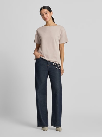 Frauenmodel trägt Regular Fit T-Shirt mit Viskose-Anteil Modell 'NOS JULI' von Betty Barclay in Beige, glatte Textur, Ganzkörperansicht von vorne, Damen T-Shirt von Betty Barclay.