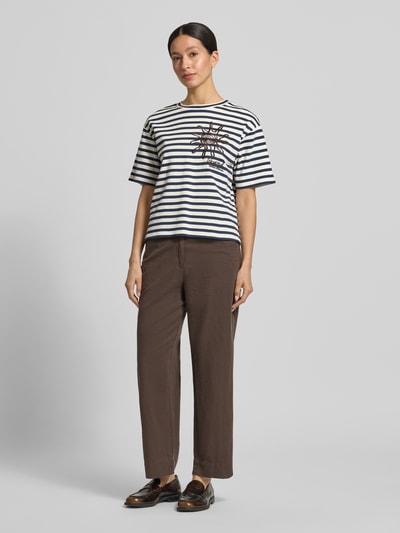 Frauenmodel trägt Regular Fit T-Shirt aus reiner Baumwolle Modell 'SABATO' von Weekend Max Mara mit Optik: Unifarben, Floral-Stitching, Rundhals, Kurzarm, Feinripp, Damen T-Shirt, Ganzkörperansicht von vorne.
