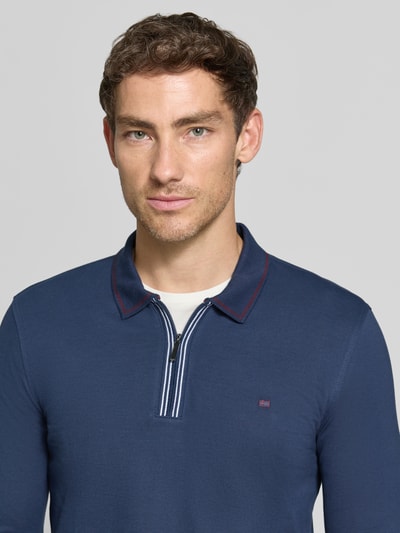 Männermodel trägt Slim Fit Poloshirt mit Reißverschluss von Christian Berg Men aus puur katoen, slim fit, shirt met lange mouwen, Nahaufnahme Oberkörper.