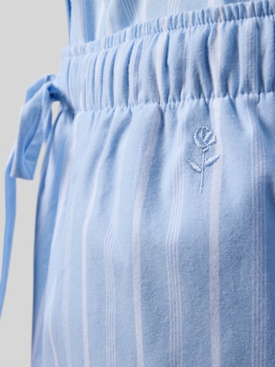 Produktfoto, Comfort Fit Pyjama Set aus reiner Baumwolle Modell 'Classic Long Pyjama Set C' von Seidensticker, hellblaue und weiße Streifen, weiche Baumwollstruktur, Stickerei mit Logo, Damen PYJAMA SET von Seidensticker