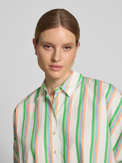 Frauenmodel trägt Relaxed Fit Bluse im Allover-Look von Emily Van den Bergh aus Reine Baumwolle mit Hemdblusenkragen, Knopfleiste, 1/2-Arm, mehrfarbig gestreift, Nahaufnahme Oberkörper.