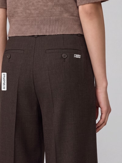 Frauenmodel trägt Fashion Fit Bundfaltenhose mit Schurwoll-Anteil Modell 'Addison' von CAMBIO in Melange-Optik, Detailaufnahme Rückansicht, KI-modifiziertes Bild.