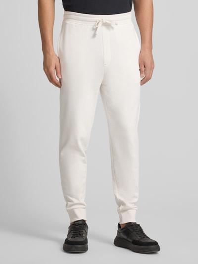 Männermodel trägt Regular Fit Jogginghose aus reiner Baumwolle Modell 'DAYOTE232' von HUGO, Optik: Unifarben, Sweat, Label Print, Tunnelzug, seitliche Eingrifftaschen, Bundabschluss: elastisch, Ganzkörperansicht von vorne.