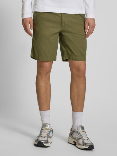 Männermodel trägt Shorts mit Tunnelzug Modell 'JAIDEN' von Jack & Jones aus Baumwoll-Leinen-Mix in Regular-Fit, Olivgrün, Nahaufnahme Oberschenkel, Bundweite bei Größe M 43 cm, Innenbeinlänge 23 cm.