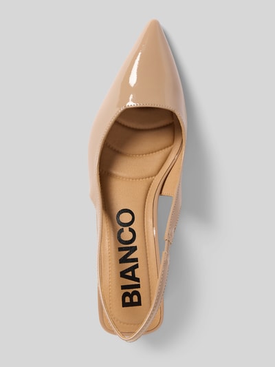 Produktfoto, Pumps mit Blockabsatz von BIANCO in Beige mit spitz zulaufender Front, elastischem Riemen, glatter Oberfläche, Größe 40.