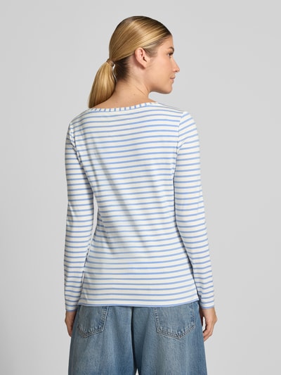 Männermodel trägt Longsleeve im Allover-Look mit Rundhalsausschnitt von Oui, mieszanka bawełny i mikromodalu, krój regular fit, wzór na całej powierzchni, okrągły dekolt, długość tyłu w rozmiarze 36: 60 cm, widok całej sylwetki z tyłu