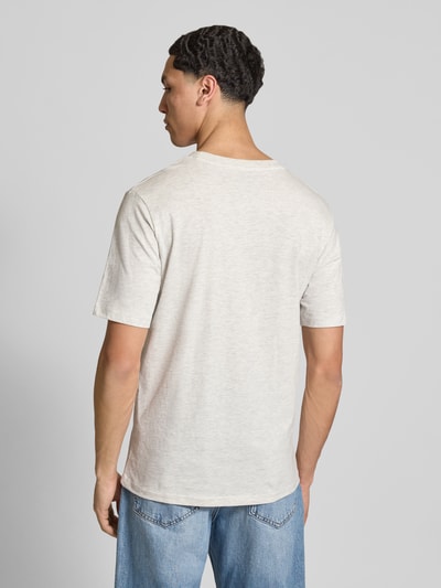 Männermodel trägt T-Shirt aus Bio-Baumwolle Modell 'NANTUCKET' von Jack & Jones in Hellgrau mit geradem Schnitt, Rückenansicht, Ganzkörperansicht Rückansicht.