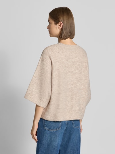 Männermodel trägt beigen sweter z rękawami o dł. 3/4 Regular Fit Pullover mit 3/4-Ärmeln Modell 'SIMONI' von ONLY, Ganzkörperansicht Rückansicht, Damen Pullover von ONLY.