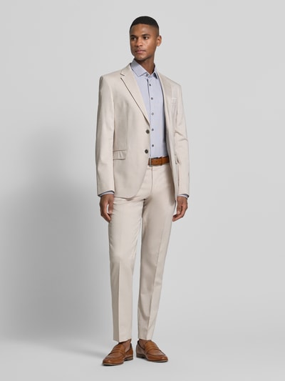 Männermodel trägt Slim Fit Business-Hemd mit Kentkragen von OLYMP Level Five, Baumwoll-Mix mit Stretch-Anteil, Knopfleiste, Ganzkörperansicht von vorne.