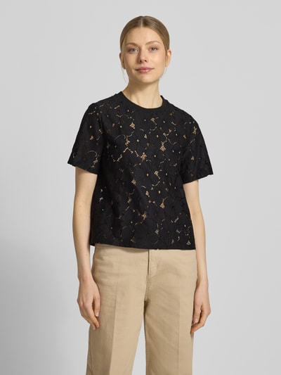 Frauenmodel trägt Regular Fit T-Shirt aus Spitze Modell 'SALLIE' von Vero Moda, Optik: Unifarben, Rundhals, Kurzarm, Baumwoll-Mix, Ganzkörperansicht von vorne.