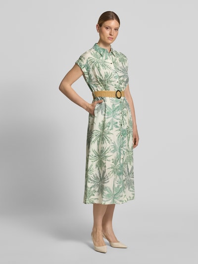 Frauenmodel trägt Tailliertes Freizeitkleid aus Lyocell-Viskose-Leinen-Mix von s.Oliver BLACK LABEL mit grünem Palmenprint, Ganzkörperansicht von vorne.