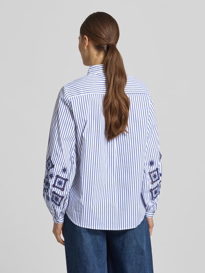 Frauenmodel trägt Regular Fit Bluse mit Lochstickerei von Apricot aus Baumwoll-Mix mit Stretch-Anteil, Rückenlänge 69 cm, Ärmellänge 61 cm, Hemdblusenkragen, Knopfleiste, gestreiftes Muster, Ärmel mit Lochstickerei, Ganzkörperansicht Rückansicht.