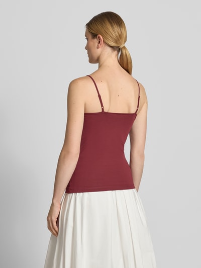 Frauenmodel trägt Regular Fit Trägertop aus Baumwoll-Mix von s.Oliver RED LABEL in Optik: Unifarben mit Karree-Ausschnitt und verstellbaren Spaghettiträgern, Material: Baumwolle-Mix, Ganzkörperansicht Rückansicht.