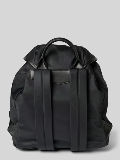 Produktfoto, Rucksack mit Label-Applikation von Emporio Armani in Schwarz mit Tragehenkel und Schulterriemen, glatte Struktur, Rückansicht, Kontext: Hauptfach mit Überschlag und Tunnelzug, Maße 30x34x15 cm, Schulterriemen 91 cm.